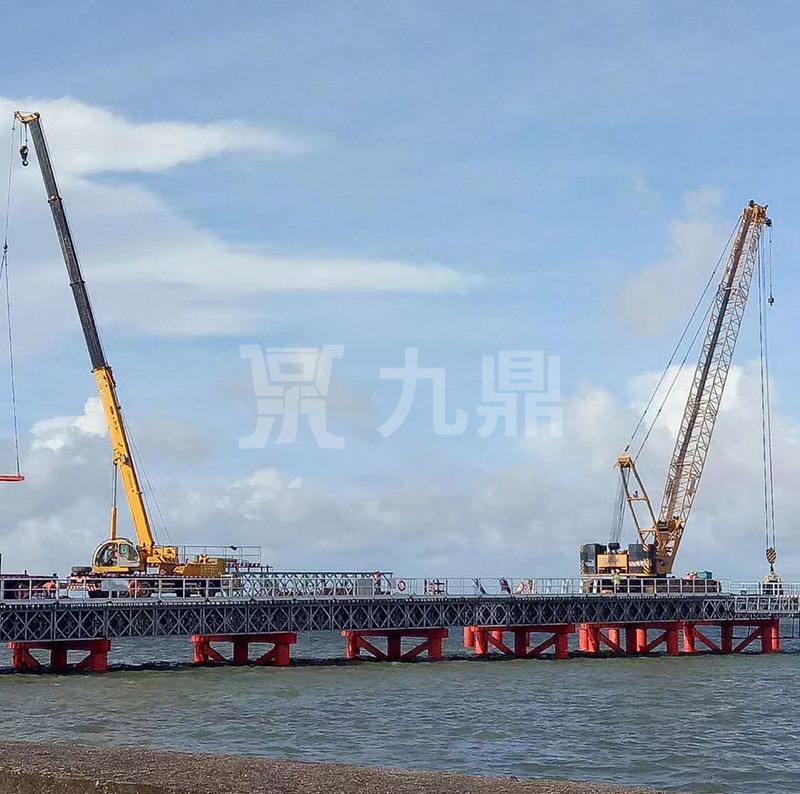 贝雷片不仅有结构简单的优点，而且它适应性很强