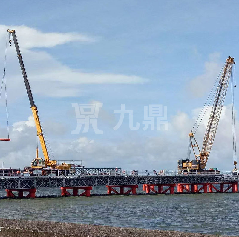 贝雷桥通过支撑架连接成型